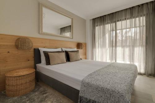 une chambre avec un lit avec un miroir et une fenêtre dans l'établissement New Apartments Benidorm beach & city, à Benidorm