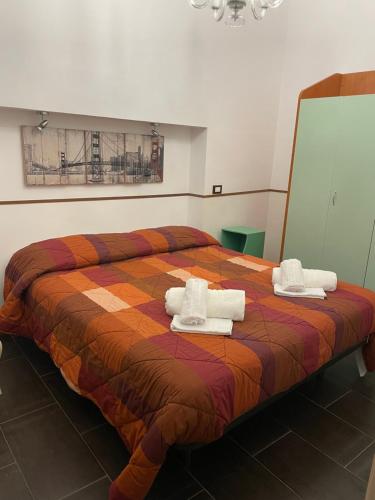 um quarto com uma cama com toalhas em Casa Frisella em Marsala