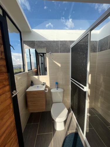 ein Bad mit einem WC, einer Dusche und einem Waschbecken in der Unterkunft Mirador Villa Natalia in San Gil