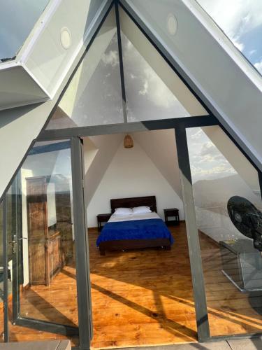 ein Schlafzimmer mit einem Bett in einem Haus in der Unterkunft Mirador Villa Natalia in San Gil