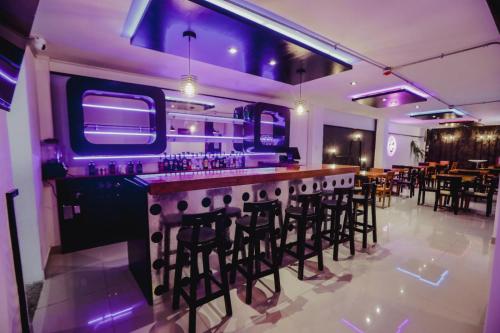 un bar in un ristorante con sgabelli da bar di Hotel Cisneros 700 a Lima