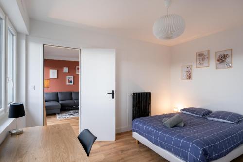 1 dormitorio con 1 cama y sala de estar en T3 avec Balcon St Patern / Gare, en Vannes