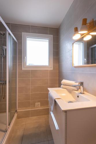 une salle de bain avec un lavabo et une douche dans l'établissement T3 avec Balcon St Patern / Gare, à Vannes
