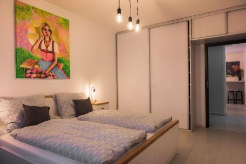 um quarto com uma cama e um quadro na parede em Apartmán Štefánik #1 em Martin