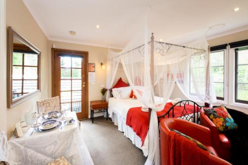 a bedroom with a bed with a canopy at Holly Lodge in Kalorama