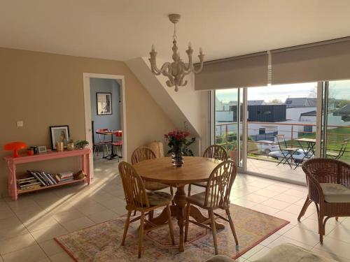 une salle à manger avec une table et des chaises dans une pièce dans l'établissement Villa les Agapanthes, à Carantec