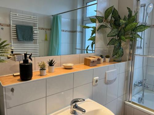 ein Bad mit einem Waschbecken und einem Spiegel in der Unterkunft 00 - BlueChili Apart - Moderne Familienwohnung, Top Lage Stylisch in Magdeburg