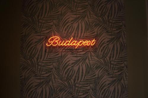 un libro con la parola "bulauder" scritta sopra. di BaseBudapest a Budapest