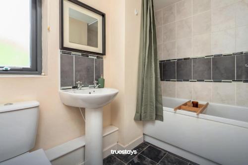 ストーク・オン・トレントにあるNEW Greydawn House - Stunning 4 Bedroom House in Stoke-on-Trentのバスルーム(洗面台、トイレ、バスタブ付)