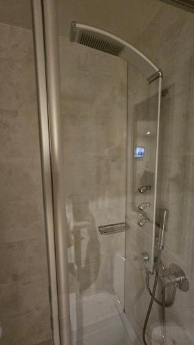een douche met een glazen deur in de badkamer bij Mobilna kućica Tara, Kamp Rehut, uvala Slanica, Murter in Murter