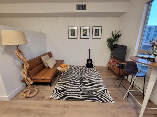 ein Wohnzimmer mit einem Zebra-Teppich auf dem Boden in der Unterkunft Amazing big studio near Balboa Park Jacuzzi rooftop free parking! in San Diego