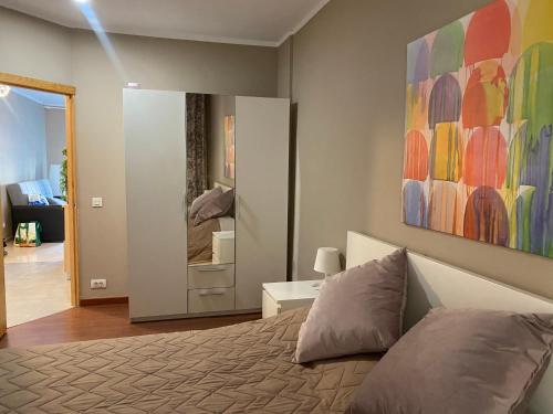 1 dormitorio con cama y espejo grande en Orlando Costa Adeje, en Adeje