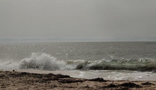 mała fala w oceanie na plaży w obiekcie Villa Teresa w mieście Flumini di Quartu