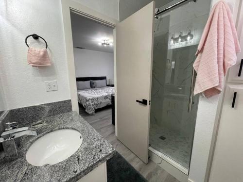 Ένα μπάνιο στο Entire Modern House with King bed & 65inTV