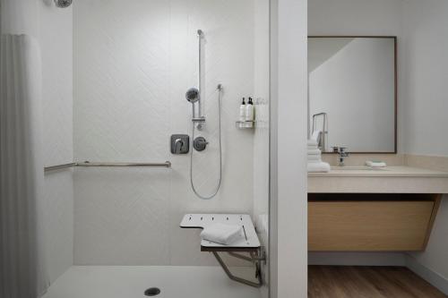 La salle de bains est pourvue d'une douche et d'un lavabo. dans l'établissement TownePlace Suites by Marriott Marriott Barstow, à Barstow