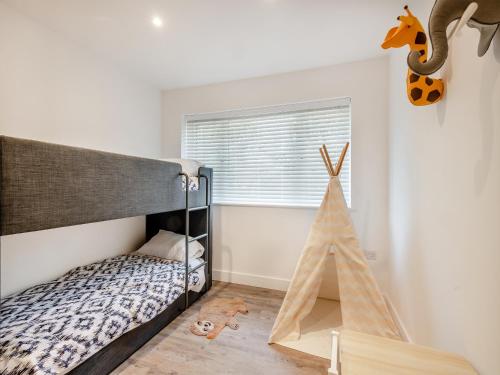 Dormitorio con litera y juguete de jirafa en High Garden en Belton