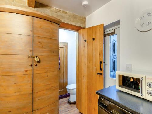 uma cozinha com um WC e um micro-ondas no balcão em Chapel View em Haworth