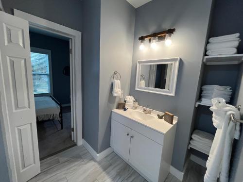 ein Badezimmer mit Waschbecken und Spiegel in der Unterkunft Mid Century 1/4 mile to Downtown Main Street - breweries, coffee, dining, shops in Monroe