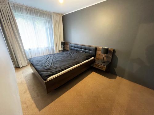 - une chambre avec un lit et une fenêtre dans l'établissement Apartament Górski z widokiem na góry w Bieszczadach - 3 sypialnie 80m2, à Ustrzyki Dolne