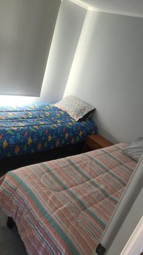 1 dormitorio con 2 camas en una habitación en Arriendo diario en Valdivia, en Valdivia