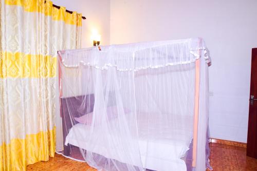 um quarto com uma cortina e uma mesa em hikka T&O nature villa em Hikkaduwa