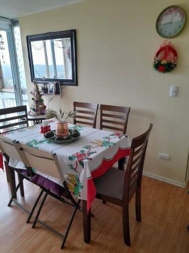 una mesa de comedor y sillas con una decoración navideña en Apartamento Viña del Mar, en Viña del Mar