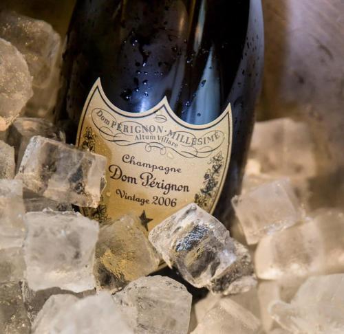 uma garrafa de vinho ao lado de cubos de gelo em GianLuis Luxury Suites em Fasano