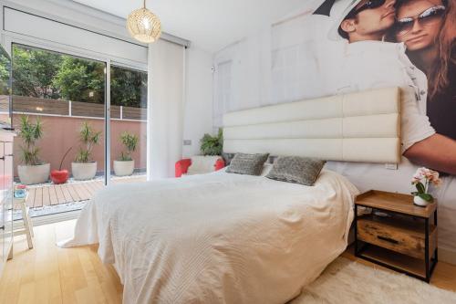 - une chambre avec un lit avec un homme et une femme dans l'établissement Pool LUXURY 2 Bedrooms Apartment - 2 Terraces - Parking, à Barcelone