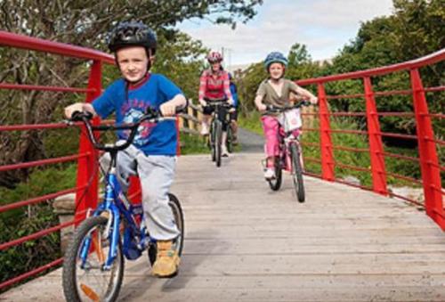 un grupo de personas montando bicicletas en un puente en Westbrook Country House en Castlebar