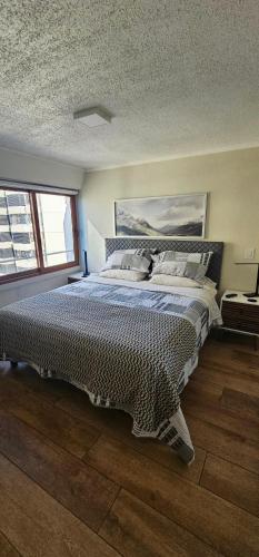 1 dormitorio con 1 cama grande en una habitación en moderno, acogedor departamento Vitacura Las Condes, en Santiago