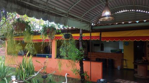 un bâtiment avec des plantes suspendues sur son côté dans l'établissement Sítio Descanso Guerreiro, à Jaboticatubas