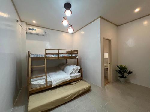 een kamer met twee stapelbedden in een kamer bij A-rena Homestay in General Luna