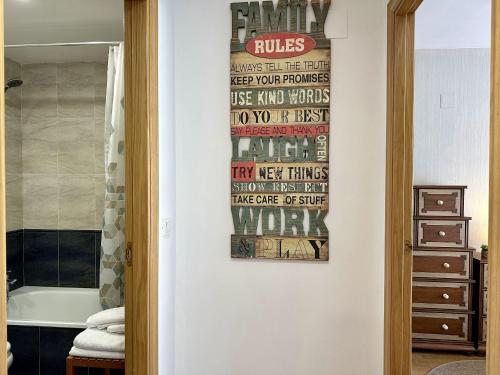 ein Bad mit einem Schild an der Wand in der Unterkunft Ventanal de Saras Petfriendly Garaje Trastero y Chimenea - Arafita Apartamentos in Panticosa