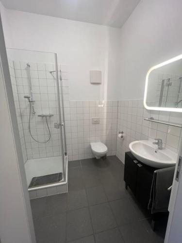 a bathroom with a shower and a toilet and a sink at Cooles City-Appartment - Balkon in Bayreuth