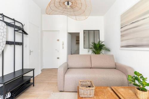 a living room with a couch and a table at Le St Fée - Nid douillet à 100m du vieux port in Marseille