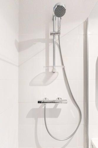 une douche avec pommeau de douche dans une salle de bain dans l'établissement Le St Fée - Nid douillet à 100m du vieux port, à Marseille