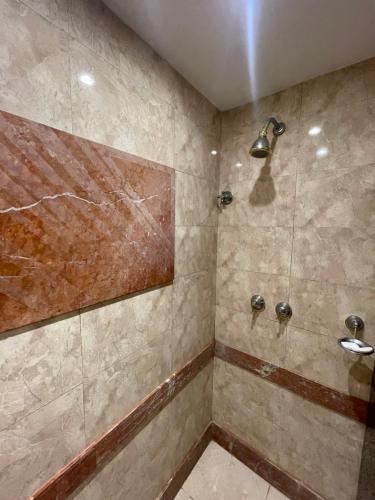 baño con ducha y puerta de cristal en Apartamento Urca en Río de Janeiro