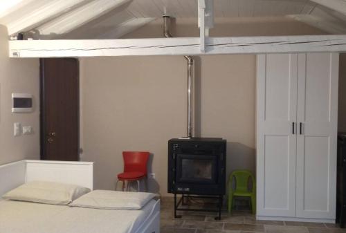 een slaapkamer met een stapelbed en een open haard bij appartamento tra Torino e Alba in centro in Sommariva del Bosco