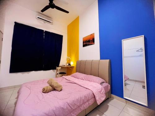 a bedroom with a bed and a mirror at SSR312/S2TOWN/3R2B HOMESTAY in Seremban