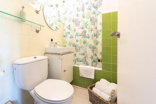 a bathroom with a toilet and a shower at Bosque. Con vistas a pistas. Pirineos360 in Formigal