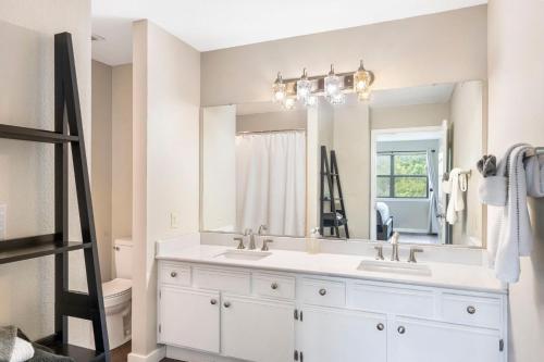 bagno con lavandino e grande specchio di Beautiful 2 Bedroom 2 Bathroom Pointe Royale Branson MO a Branson