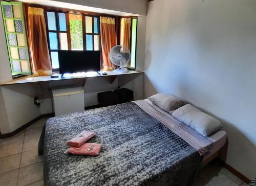- une chambre avec un lit et une fenêtre avec un ventilateur dans l'établissement Chacara Descanso do Rei, à Vinhedo
