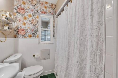 Lizbeth's Cottage Adorable Private Home, Full Kitchen, WD, Garage, Netflix, Yard في توليدو: حمام مع مرحاض وستارة دش