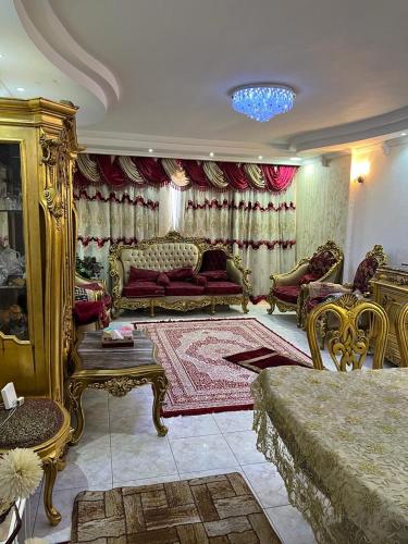 ein großes Wohnzimmer mit einem Sofa und einem Tisch in der Unterkunft شقة للايجار مفروشة بالكامل in Kairo