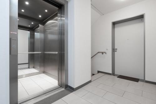 een lift in een gebouw met een glazen deur bij Esprit 4 in Scharbeutz
