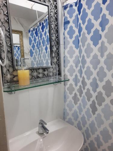 een badkamer met een wastafel en een spiegel bij GS 996 in Cartagena