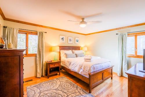 1 dormitorio con 1 cama y ventilador de techo en Waterfront Getaway Game room Kayaks Family, en Lancaster