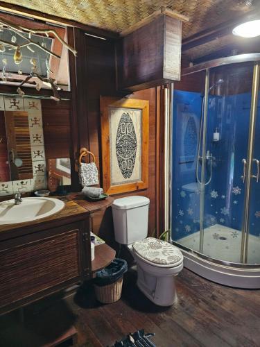 La salle de bains est pourvue de toilettes, d'une douche et d'un lavabo. dans l'établissement Studio Avea rez-de-chaussée, à Parea