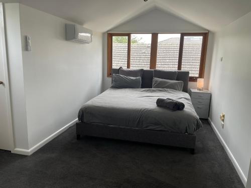 1 dormitorio con 1 cama en una habitación con ventana en luxury 5 bedrooms, Pool, Quiet, en Melbourne