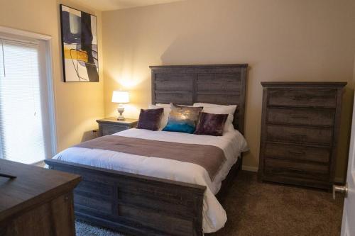 um quarto com uma cama grande e uma cómoda em Charming 2BD/1BA w/ Gym, Pool, BBQ Grill em Tupelo